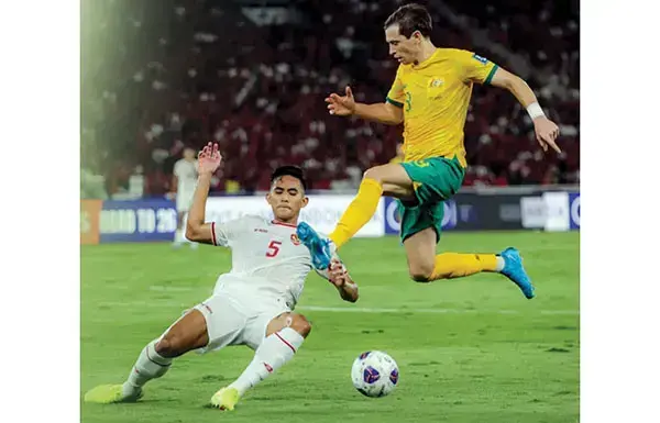 Socceroos Waspada, Garuda Datang dengan Senjata Baru! 1 Pemain Timnas Indonesia, Rizky Ridho, berusaha menghadang pemain Australia, Craig Goodwin, pada laga kedua Grup C Kualifikasi Piala Dunia 2026 Zona Asia di Stadion Utama Gelora Bung Karno (SUGBK), Jakarta Pusat, pada Selasa (10/9/2024 lalu).