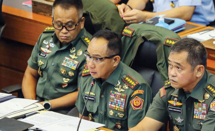 Tidak Perlu Pensiun dari Militer, Prajurit TNI Aktif Dapat Duduki 16 Jabatan Sipil 1 RAKER— Panglima TNI Jenderal TNI Agus Subiyanto (tengah) didampingi KSAD Jenderal TNI Maruli Simanjuntak (kanan), dan Irjen TNI Letjen TNI Muhammad Saleh Mustafa (kiri) menyampaikan paparan saat rapat kerja dengan Komisi I DPR RI.