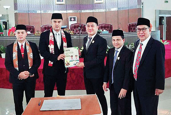 Periode Kedua Benny Dwifa Yuswir dan Iraddatillah, Visi Sijunjung “IDAMAN” jadi Target 1 SERAHKAN LKPJ— Bupati Sijunjung Dwifa Yuswir didampingi Wakil Bupati Iraddatillah menyerahkan Laporan Keterangan Pertanggungjawaban (LKPJ) tahun anggaran 2024 kepada Ketua DPRD Kabupaten Sijunjung Rengga Wana Putra dalam sidang paripurna.