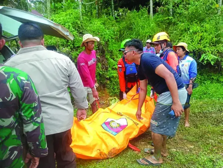 MAYAT— Tim SAR gabungan mengevakuasi mayat yang ditemukan mengambang di aliran Sungai Batang Sinamar, Kabupaten Limapuluh Kota.