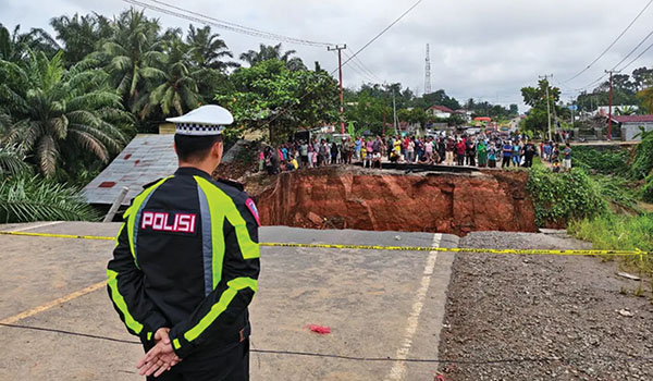 Jalan Sumbar-Jambi masih Putus Total, Pemasangan Jembatan Darurat Dikebut, Butuh Waktu 4-7 Hari Tergantung Cuaca, Kendaraan Dialihkan ke Jalur Alternatif 1 PUTUS TOTAL— Kondisi Lalan Lintas Sumatra yang menghubungkan Sumatra Barat dan Jambi di Dusun Sirih Sekapur, Kecamatan Jujuhan, Kabupaten Bungo dekat Dharmasraya yang putus. Pemasangan jembatan darurat mulai dilakukan.