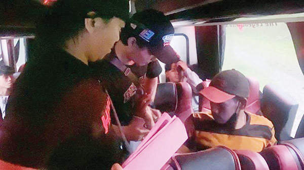 di atas bus— Pelaku DD digeledah Tim Gagak Hitam di atas bus yang ditumpangi dari Kota Tangerang setiba di Padang Sibusuk, Kabupaten Sijunjung, Sumatera Barat.