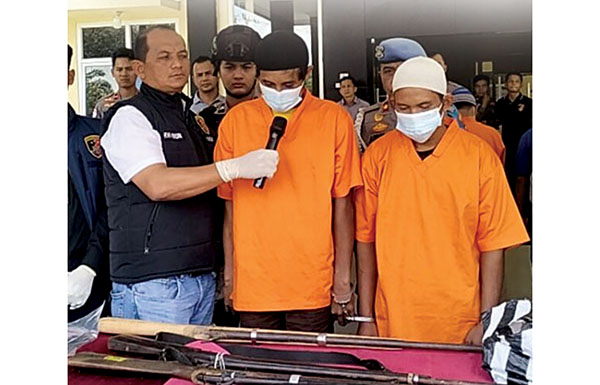 PERAMPOKAN— Dua pelaku yang terlibat perampokan bersenjata api 
di Dharmasraya ditangkap.