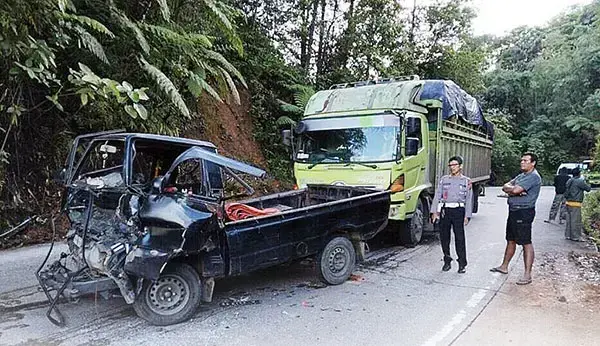 3 Kendaraan Tabrakan Beruntun di Sitinjau Lauik, Dua Orang Mengalami Luka-luka, Dipicu Truk CPO Berhenti Mendadak 1 TABRAKAN BERUNTUN— Kond isi kendaraan yang terlibat tabrakan beruntun di Panorama Dua Sitinjau Lauik, Jalan Raya Padang-Solok, Kelurahan Indarung, Kecamatan Lubuk Kilangan.