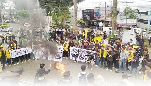 Demo di DPRD Sumbar, Koalisi Masyarakat Tolak Pengesahan Revisi UU TNI 1 DEMO— Wakil Ketua DPRD Sumbar, Muhammad Iqra Chissa dan Nanda Satria duduk bersama pengunjuk rasa yang menolak pengesahan revisi UU TNI.