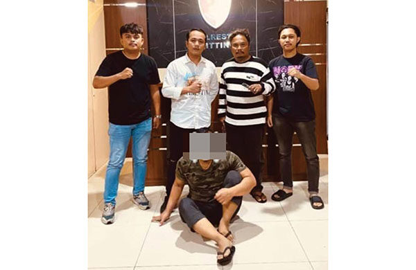 Guru Silat Tega Lecehkan Murid, Modus Minta Pijit Paha 1 GURU DITANGKAP—Pelaku RP (46) yang berstatus ASN dan guru silat ditangkap jajaran Satreskrim Polresta Bukittinggi atas kasus pelecehan terhadap muridnya.