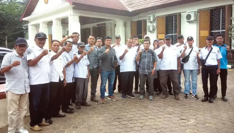 Tindakan Tergugat I-V Memberikan Rekomendasi Melanggar Hukum, Koperbam Telukbayur Menangkan Perkara Perdata di PTUN Padang 1 MENANG GUGATAN—
Ketua Koperbam Chandra, Sekretaris Murasl Uce, M, SH, Kuasa Hukum Afdal Hirawan dan pengurus lainnya foto bersama.