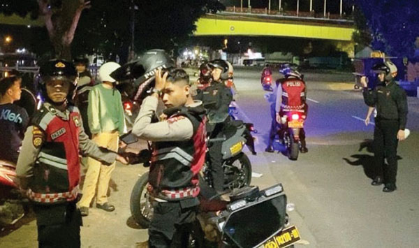 Wujudkan Kota Padang Zero Tawuran dan Balap Liar, Polda Sumbar Intensifkan Patroli di Malam Ramadhan 1 PATROLI— Tim Ditsamapta Polda Sumbar melakukan
patroli malam di titik-titik rawan terjadinya aksi tawuran
dan balap liar di Kota Padang.