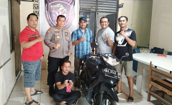 Beraksi Pagi Hari, Abdul Malik Embat Hp Garin Masjid 1 CURI HP— Pelaku pencuian Hp ditangkap Tim Unit Reskrim Polsek Padang Utara.