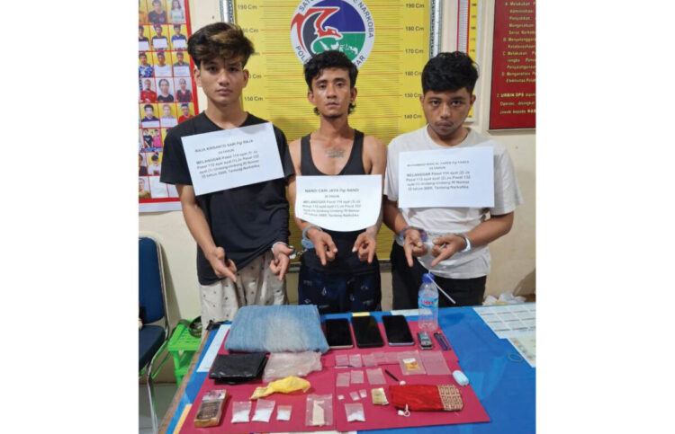 PENGEDAR— Pegawai honorer berinisial F (24) ditangkap Tim Satresnarkoba Polres Tanahdatar bersama dua temannya atas kasus peredaran sabu.
