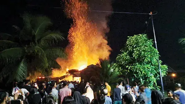 Kebakaran 3 Rumah di Komplek Gery Permai, Satu Orang Terluka, Hanguskan Mobil dan Sepeda Motor 1 KEBAKARAN— Warga menyaksikan api berkobar menghanguskan tiga rumah di Komplek Gery Permai, Kelurahan Padang Sarai, Kecamatan Koto Tangah,
Kota Padang.