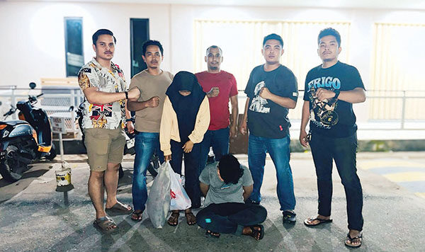 Dilaporkan Hilang, Siswi SMK Ternyata Dibawa Kabur Pacar ke Batam, Akui Sudah Lakukan Hubungan Suami Istri 1 DIAMANKAN— Pelaku AR yang membawa kabur siswi
SMK ke Kota Batam, diamankan Tim Satreskrim
Polresta Bukittinggi, Kamis (13/3).