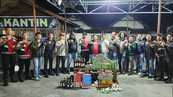 Razia Malam Ramadhan di Kota Solok, Pedagang Miras dan Petasan Ditindak 1 RAZIA— Jajaran Polres Solok
Kota mengamankan ratusan petasan berbagai merek dan puluhan
botol miras.