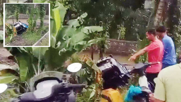 Bus Padang-Batusangkar Terjun ke Sungai, 1 Orang Luka Berat, 11 Luka Ringan 1 TERJUN— Kondisi bus Padang-Batusangkar yang terjun ke sungai di kawasan Kiambang, Kecamatan 2x11 Enam Lingkung, Kabupaten Padangpariaman.