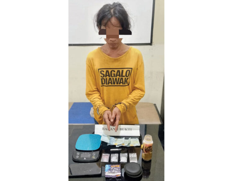 Pria Bertubuh Ceking Nekat jadi Pengedar, Ngaku Terdesak Kebutuhan Ekonomi 1 PENGEDAR— Pelaku RW yang diduga sebagai pengedar sabu ditangkap jajaran Satresnarkoba Polres Agam.