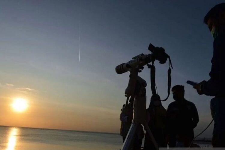 Mengenal Sejumlah Ketentuan dalam Menggunakan Rukyatul Hilal 1 ILUSTRASI— Petugas mengamati posisi hilal menggunakan teropong.