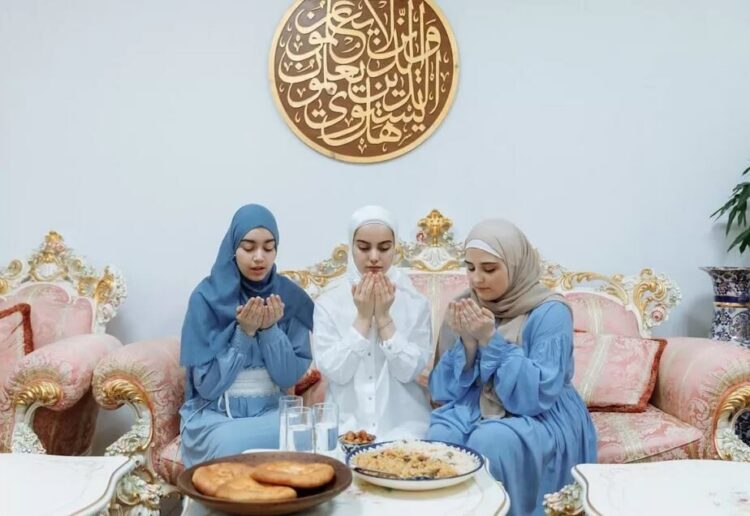 ILUSTRASI— Berbuka puasa Bulan Ramadhan.