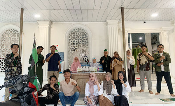 Junjung Tinggi Ukhuwah Insaniyah, HMI Dharmasraya Bagi-bagi Takjil Kepada Pengendara 1 BERBAGI TAKJIL— HMI Dharmasraya bagi-bagi takjil di Jalan lintas Sumatera, Kenagarian Sikabau, Senin (17/3).