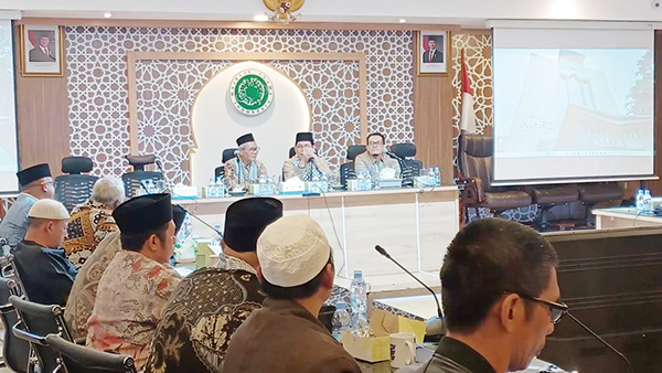 RAPAT— Suasana rapat menjelang Ramadan di kantor MUI Jakarta.
