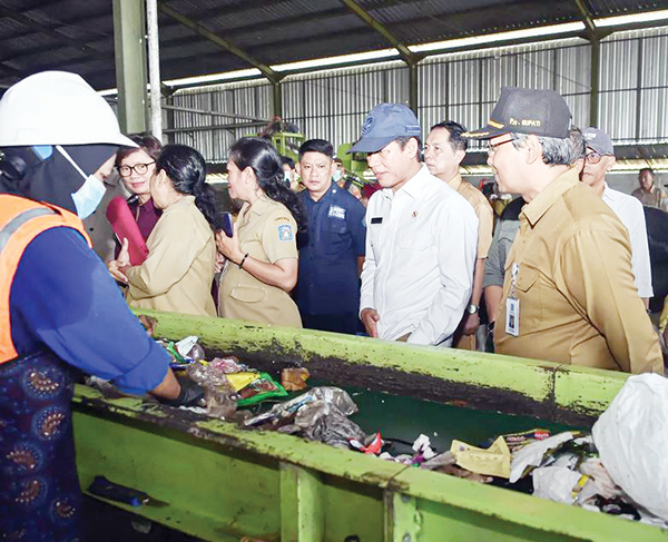 Program 1 RW 1 Bank Sampah, Optimalisasi Pengelolaan Sampah Berbasis Komunitas 1 TINJAU— Menteri Lingkungan Hidup/ Kepala Badan Pengendalian Lingkungan Hidup (BPLH) Hanif Faisol Nurofiq saat meninjau TPA Jogja.