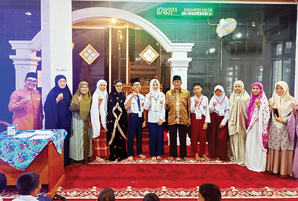 Puluhan Siswa Antusias Ikuti Pesantren Ramadhan di Masjid Amal Muslimin, Ummi Suhaimi: Membentuk Generasi Muda Berakhlak Baik dan Religius 1 PEMBUKAAN PESANTREN— Puluhan siswa SD dan SMP menghadiri pembukaan Pesantren Ramadhan 1446 Hijriah di Masjid Amal Muslimin, Kompleks Wisma Indah VII, Parupuk Tabing, Kecamatan Kototangah, Kamis (6/3) pagi.