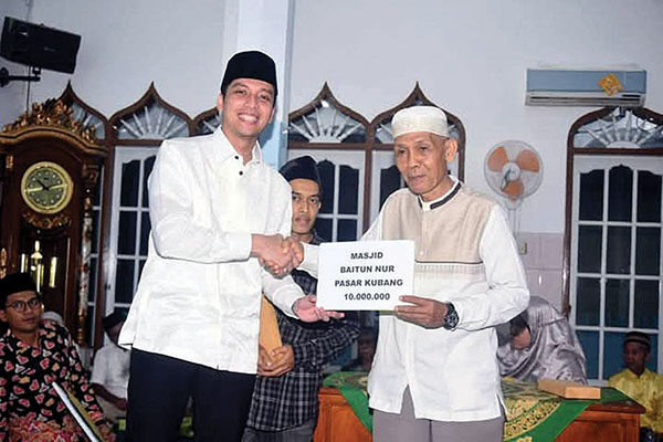 Safari Ramadhan Pemko Sawahluto, Salurkan Bantuan Rp580 Juta untuk 58 Masjid di Empat Kecamatan 1 WALIKOTA Riyanda Putra, berikan bantuan dari Pemko Sawahlunto Rp10 juta ke pengurus Mesjid Baitun Nur Desa Pasar Kubang Kecamatan Lembah Segar.