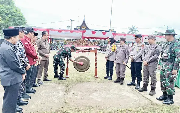 TMMD ke-123 di Agam Resmi Ditutup, Berkat Sinergi, Program Berhasil Rampung 100 Persen 1 Danrem 032/Wirabraja Brigjen TNI Mahfud SE.M.Si memukul gong menandai penutupan TMMD ke-123 di Agam,