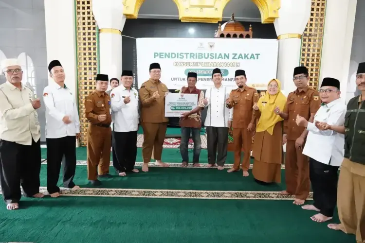 Baznas Tanah Datar Salurkan Zakat Konsumtif, 1500 Masyarakat Terima Manfaat 1 ZAKAT KONSUMTIF—Kabupaten Tanah Datar menerima zakat konsumtif dari Badan Amil Zakat Nasional (BAZNAS) Tanah Datar menjelang Hari Raya Idul Fitri 1446 H/ 2025 M yang diserahkan secara simbolis oleh Wakil Bupati Tanah Datar Ahmad Fadly, Senin (24/3) di Masjid Raya Nagari Tanjung Kecamatan Sungayang.