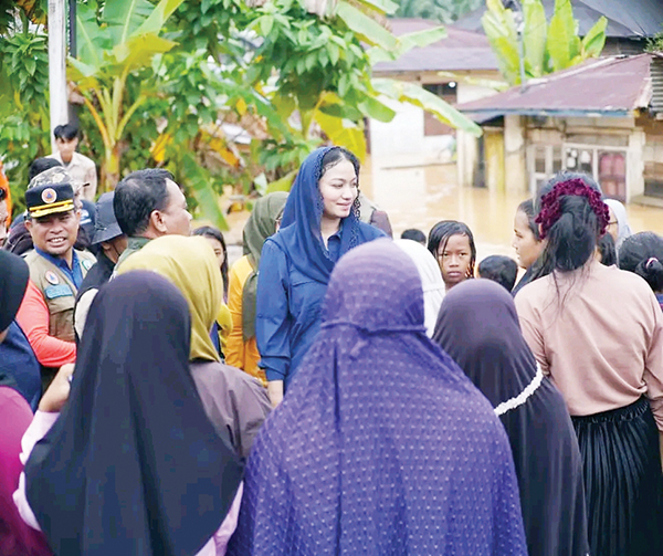 Bupati Dharmasraya Jamin Kebutuhan Dasar Masyarakat Terdampak Banjir 1 TINJAU WARGA— Bupati Dharmasraya, Annisa Suci Ramadhani saat mengunjungi daerah terdampak banjir.