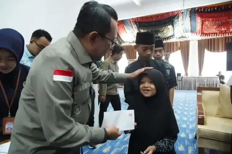 190 Anak Yatim Terima Santunan dari DPP KMTD 1 SANTUNAN ANAK YATIM— Bupati Tanahdatar Eka Putra serahkan bantuan untuk anak yatim dari DPP Kaum Muda Tanah Datar (KMTD), Sabtu (22/3) di Gedung Indojolito, Batusangkar.
