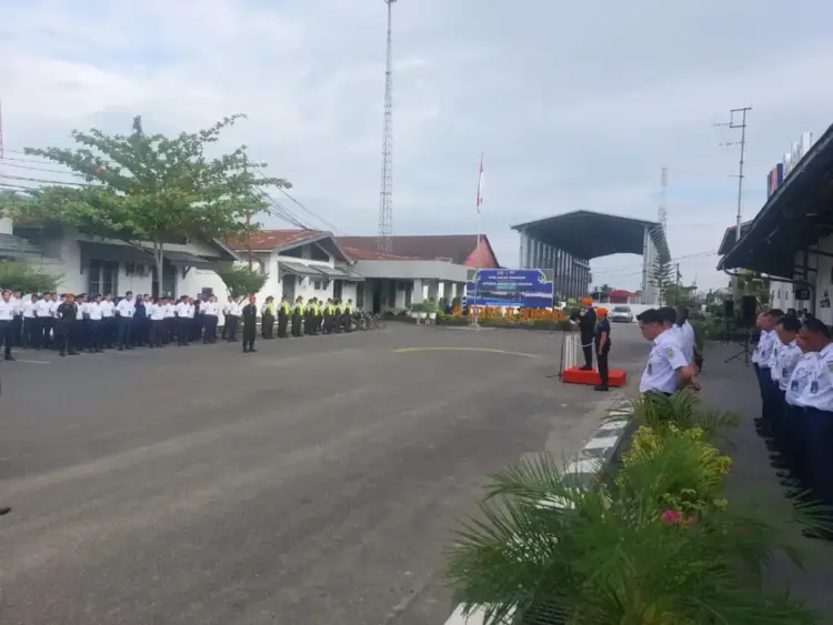 Selama Periode Angkutan Lebaran, KAI Divre II Sumbar Sediakan 616 Perjalanan Kereta Api 1 Kepala PT KAI Divre II Sumbar, Muh Tri Setyawan memimpin Apel Gelar Pasukan Angkutan Lebaran Tahun 2025, Senin (24/3).