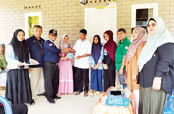 Kolaborasi PT Semen Padang & Forum Nagari,Wujudkan Rumah Layak Huni untuk Elmayeni di Batugadang 1 TERIMA KUNCI RUMAH— Elmayeni, saat menerima kunci rumah barunya dari PT Semen Padang. Bersama sang suami, Dasril serta dua orang anaknya yang tinggal di kawasan Sako, Kelurahan Batu Gadang, Kecamatan Lubuk Kilangan itu, kini bisa menatap masa depan dengan lebih optimis.