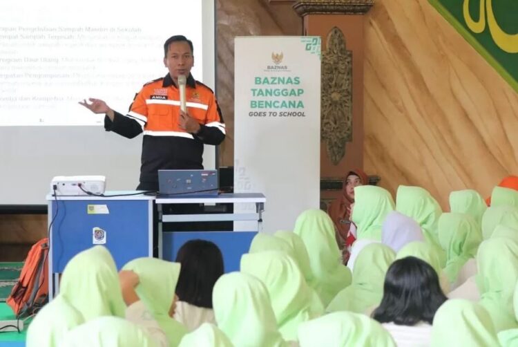 SOSIALISASI— Petugas Baznas Tanggap Bencana (BTB) melakukan sosialisasi mitigasi bencana kepada siswa.
