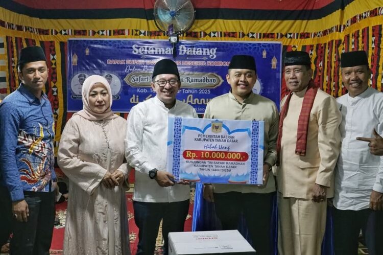 SAFARI RAMADHAN— Bupati  Tanah Datar Eka Putra memberikan bantuan pada kegiatan safari ramadhan di Surau An Nur, Jorong Ujuang Tanah Nagari Tapi Selo Kecamatan Lintau Buo Utara, Senin (17/3).