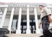 Penertiban PKL Pasar Raya Barat Ricuh, Terlibat Aksi Tarik Menarik hingga Blokade Jalan