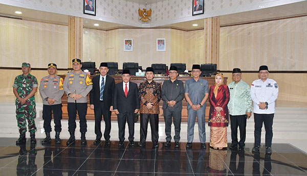 Harapan Baru untuk Agam yang Lebih Baik, Ketua DPRD Pimpin Sidang Paripurna Pidato Bupati Agam 2025-2030 1 KETUA DPRD Agam H.Ilham Lc,MA didampingi Wakil Ketua Muhammad Risman, Wakil Ketua Henrizal dan Wakil Ketua Aderia SP,MM dan di hadiri Bupati Agam Ir.H.Benni Warlis MM Dt.Tan Batuah dan Wakil Bupati H.Muhammad Iqbal S.E,M.Com foto bersama usai rapat paripurna.