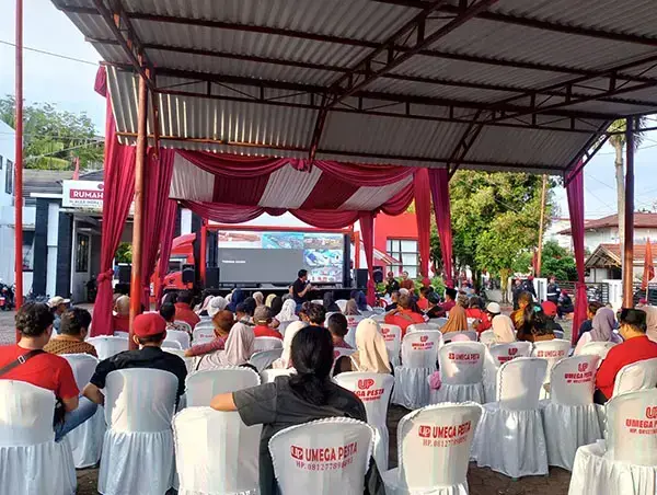 Albert Ingatkan Kader PDI Perjuangan Tetap Solid, Besarkan Partai, Buka Ruang untuk Generasi Muda! 1 BUKA BERSAMA--PDI Perjuangan Kota Padang menggelar kegiatan buka puasa bersama dengan para kader sekaligus sosialisasi Perda Provinsi Sumatera Barat Nomor 3 Tahun 2018 tentang perubahan atas Perda Nomor 1 tahun 2016 tentang retribusi jasa usaha.