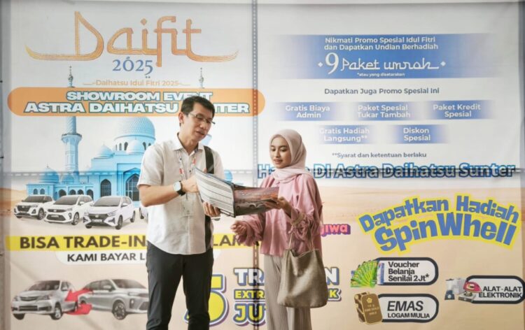 Daihatsu Peduli Customer, Hadirkan Sejumlah Paket Program Ramadan, Ada Undian Umrah 1 Marketing and Customer Relations Division Head PT Astra International Tbk. Daihatsu Sales Operation, Tri Mulyono (kiri) memaparkan program Ramadan kepada salah satu konsumen di Bengkel Daihatsu di Sunter, Jakarta Utara, Rabu Sore (12/3). Foto: Dokumentasi Daihatsu