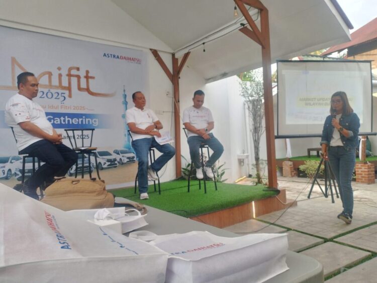 Program DAIFIT, Khusus Ramadhan, Beli Daihatsu Bisa Berangkat Umroh 1 PEMAPARAN--Kepala Cabang Astra Daihatsu Padang, Emma Sabarina Ginting, memberikan pemaparan tentang kondisi penjualan produk Daihatsu selama tahun 2024.