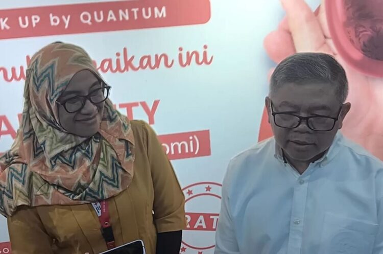 Donor Darah saat Ramadhan Tidak Membatalkan Puasa 1 DONOR DARAH— Kepala Unit Donor Darah PMI DKI Ni Ken Ritchie (Kiri) dan APPBI DKI, Mualim Wijoyo saat menutup gelaran Program Donor Darah yang diselenggarakan APPBI DPD DKI di Mal Gandaria City.