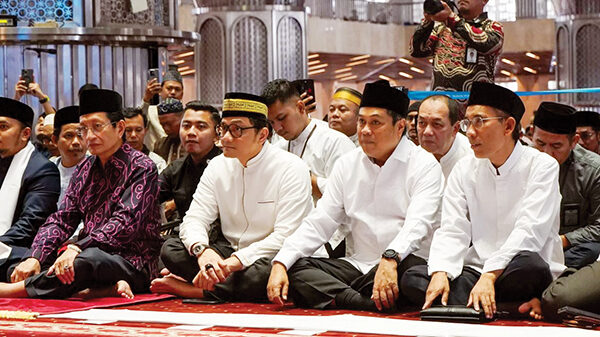 Kelola Dana Haji dan DAU yang Sangat Besar, Menag Nasaruddin Umar Ingatkan BPKH Transparan dan Akuntabel 1 BERSYUKUR— Menteri Agama (Menag) Nasaruddin Umar (dua dari kiri) bersyukur dana haji dan dana abadi umat (DAU) dikelola secara profesional.