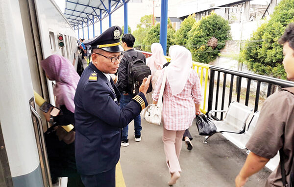 322.116 Penumpang Gunakan KA di Sumbar Pada Januari-Februari 2025 1 MENINGKAT 13 PERSEN— PT Kereta Api Indonesia (Persero) Divre II Sumbar melayani 322.116 penumpang pada Januari hingga Februari 2025 atau meningkat 13% dibanding Januari hingga Februari 2024 yaitu sebanyak 284.509 penumpang.