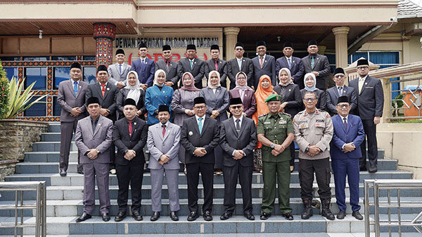 LKPJ Wali Kota Tahun 2024, DPRD Bukittinggi Sampaikan 100 Rekomendasi 1 KETUA, Wakil Ketua, dan Anggota DPRD Bukittinggi foto bersama Wali Kota, Wakil Wali Kota
beserta unsur Forkopimda usai sidang paripurna.