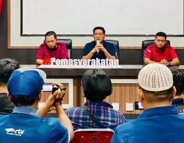 Tingkatkan Pengawasan Peredaran Narkotika, Lapas Kelas IIA Padang Aktifkan Satgas Bersinar 1 BENTUK SATGAS-Kepala Lapas Kelas IIA Padang, Junaidi Rison saat konfrensi pers terkait pembentukan Satgas Bersinar.