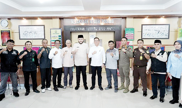 Wujudkan Kota Pintar dan Sejahtera, Wako Padang Perkuat Sinergi dengan Forkopimda 1 SILATURAHMI— Wako Padang Fadly Amran dan sejumlah kepala OPD melakukan kunjungan silaturahmi ke jajaran Forum Komunikasi Pimpinan Daerah (Forkopimda) Kota Padang, yakni Polresta Padang, Kodim 0312/Padang, dan Kejari, Selasa (4/3).