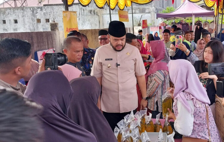 PASAR MURAH— Wali Kota Padang Fadly Amran meninjau Pasar Murah yang digelar Pemerintah Kota Padang, di Jalan Asra RT 01 RW 04, Kelurahan Dadok Tunggul Hitam, Kecamatan Koto Tangah, Selasa (4/3).