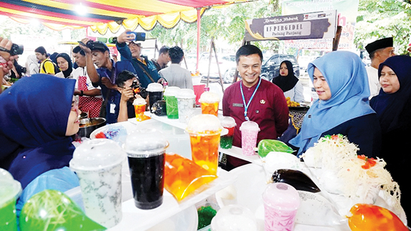 Pastikan Produk Makanan dan Minuman Penuhi Standar Keamanan Pangan, Pasar Pabukoan Diawasi BBPOM Padang 1 PUSAT KULINER BERBUKA PUASA— Sekitar 40 pedagang menyajikan aneka takjil dan makanan berbuka puasa di Pasar Pabukoan, di pelataran parkir RTH Imam Bonjol Padang. BBPOM Padang juga sudah memeriksa makanan dan minuman yang dijual para pedagang.