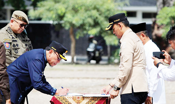 Bantu Penegakan Perda, 275 ASN Pemko Padang Dipindahkan ke Satpol PP 1 PENYERAHAN PERSONEL BKO— Wawako Padang Maigus Nasir memimpin apel penyerahan personel Bawah Kendali Operasi (BKO) dari beberapa OPD ke Satpol PP Kota Padang, di lapangan Mako Satpol PP, Jumat (7/3) dan dihadiri seluruh personel BKO.