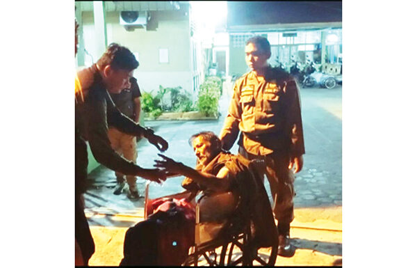 Lansia Terlantar di Lubeg, Pria Lansia Dibawa ke RSUD Rasidin 1 DISELAMATKAN SATPOL PP— Petugas Satpol PP Kota Padang menyelamatkan seorang pria lansia berusia sekitar 69 tahun yang terlantar di kawasan Lubuk Begalung, Senin (10/3) malam. Pria paruh baya itu dilarikan ke RSUD dr. Rasidin untuk mendapatkan perawatan.