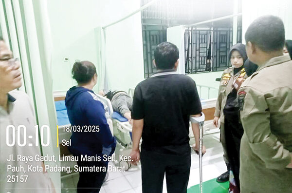 ODGJ Mengamuk di Suraugadang, Satpol PP Evakuasi ke RSJ Saanin 1 DIBAWA KE RSJ SAANIN— Personel Satpol PP Kota Padang berhasil mengevakuasi seorang Orang Dengan Gangguan Jiwa (ODGJ) yang dilaporkan mengamuk dan memecahkan kaca mobil warga di Payakumbuh Raya No. 402 RT 01 RW 11, Kelurahan Surau Gadang, Kecamatan Nanggalo, ke RSJ Saanin, Senin (17/3) malam.